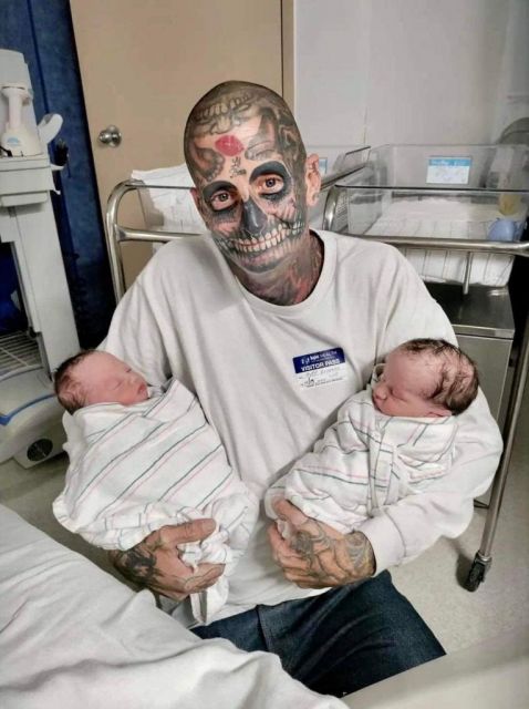 ht1-dad-with-240-tattoos-faces-backlash-as-people-think-he-is-a-horrible-father-then-his-wife-reveals-the-truth-d90pl0n8 (1)