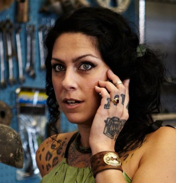 ht1-what-a-tragedy-its-about-american-pickers-star-danielle-colby-m26vkj3d (1)